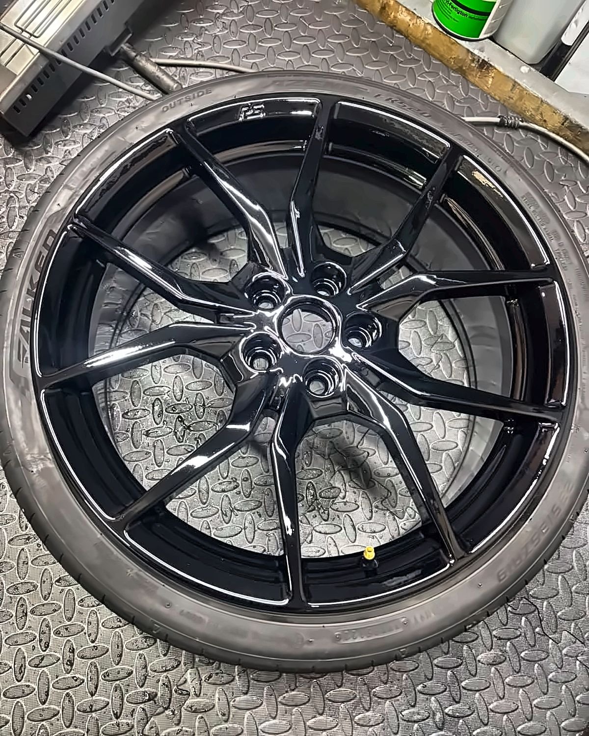 Ford Focus RS alloy wheel refinished in gloss black