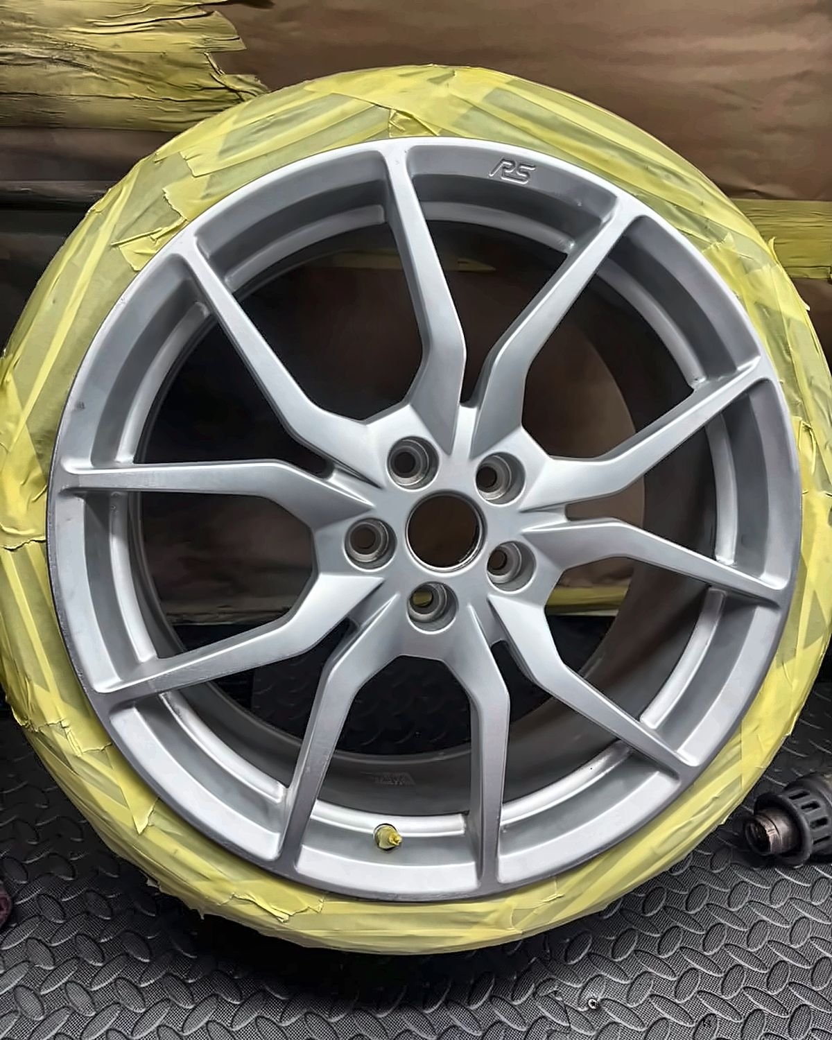 Ford Focus RS alloy wheel before - Full refurbishment - Gloss black - Guildford