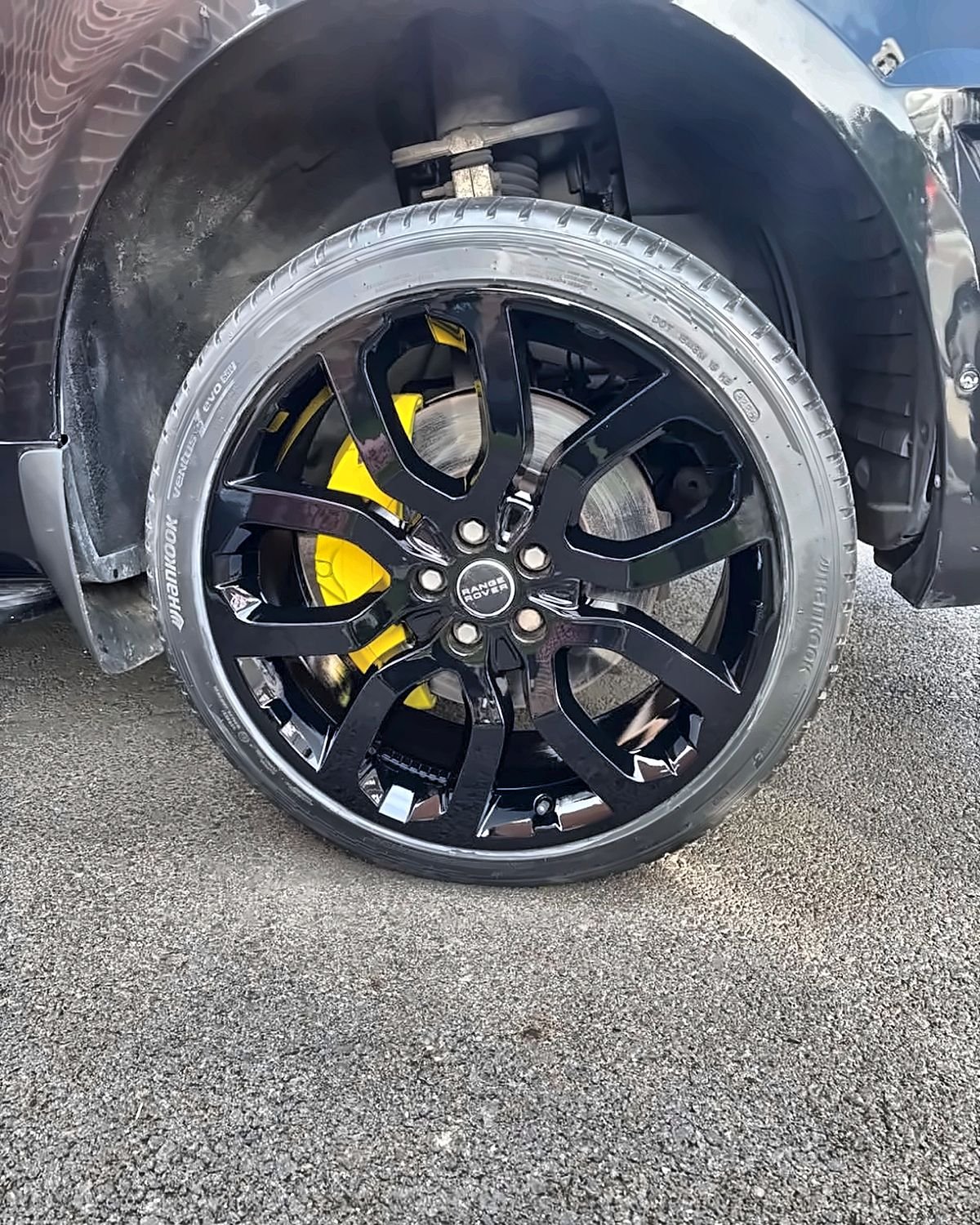 Range Rover alloy wheel refinished in gloss black with yellow brake calipers