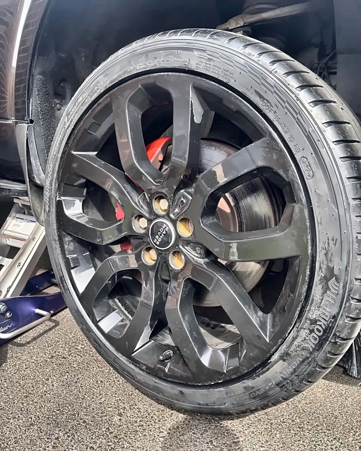 Range Rover alloy wheel before - Full refurbishment - Calipers finished in yellow