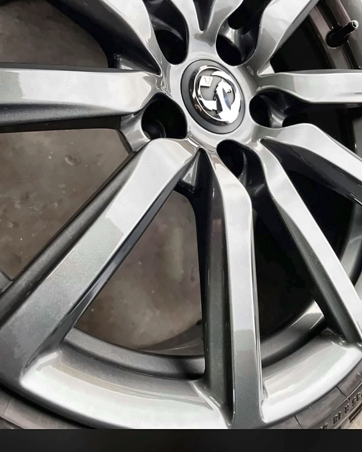 Vauxhall alloy wheel restored to factory silver after kerb damage