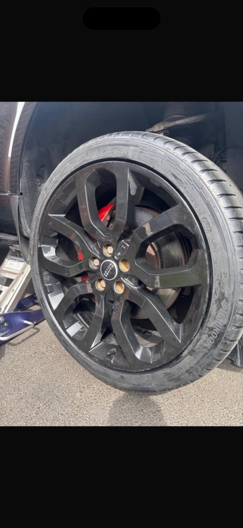 Range Rover alloy wheel before - Brake calipers repainted from red to yellow