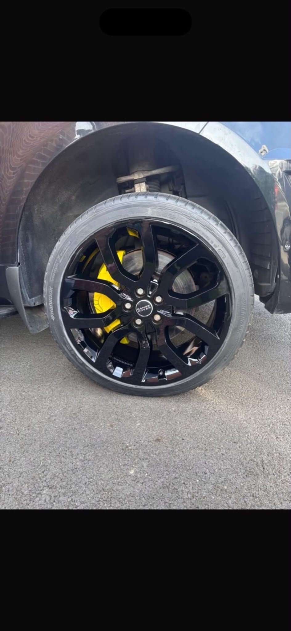 Range Rover alloy wheel after - Brake calipers repainted from red to yellow