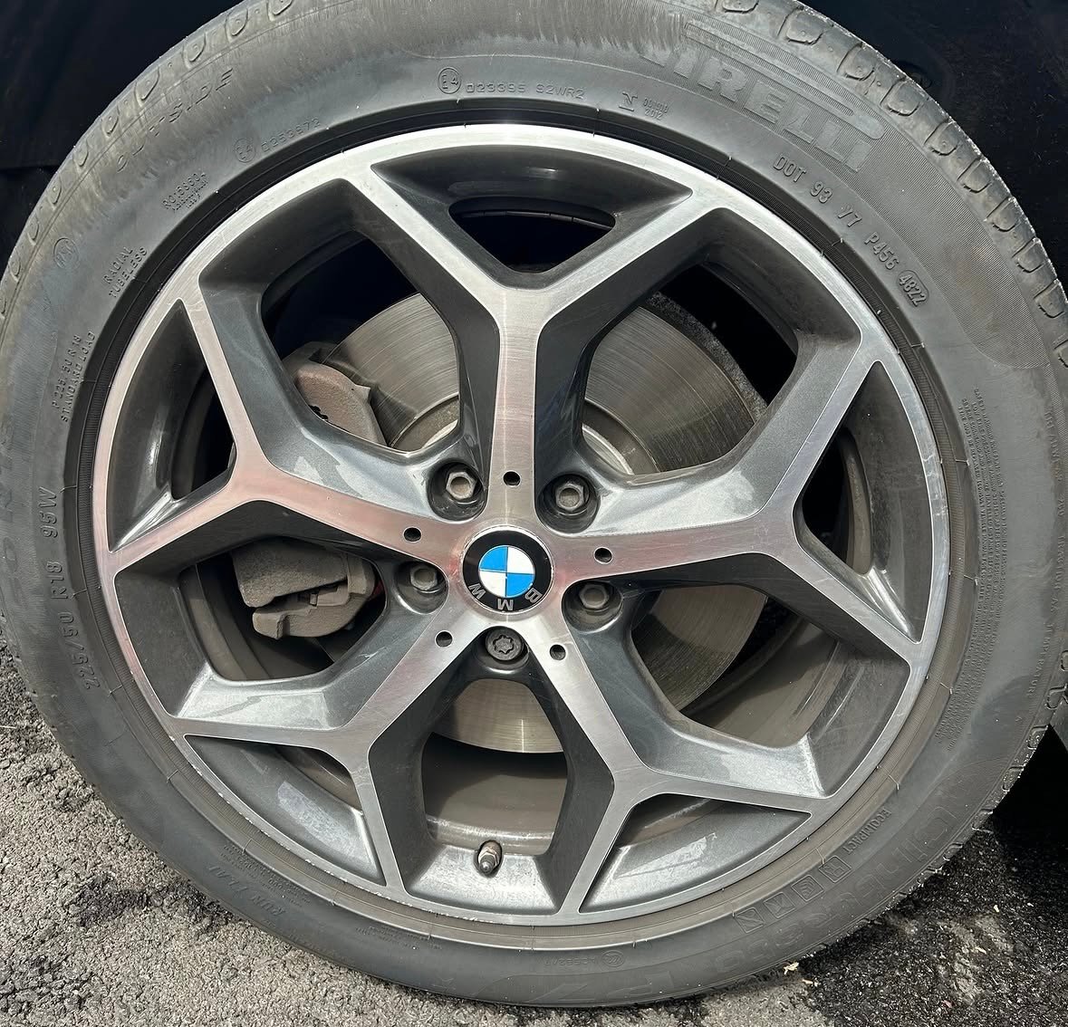 Diamond cut alloy wheel with a dull, worn face before refinishing